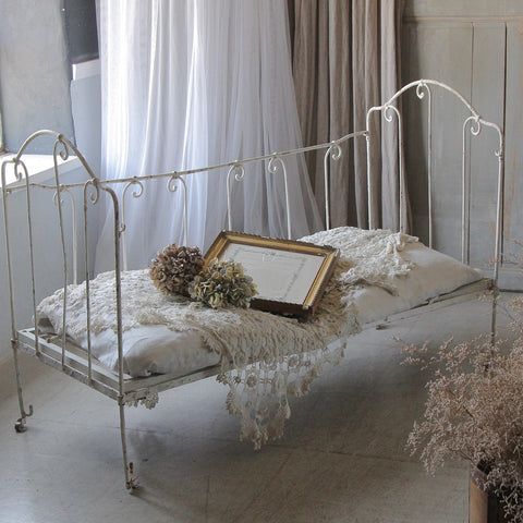 アンティークのベッドで素敵なお部屋創りを – チェルシーオールド