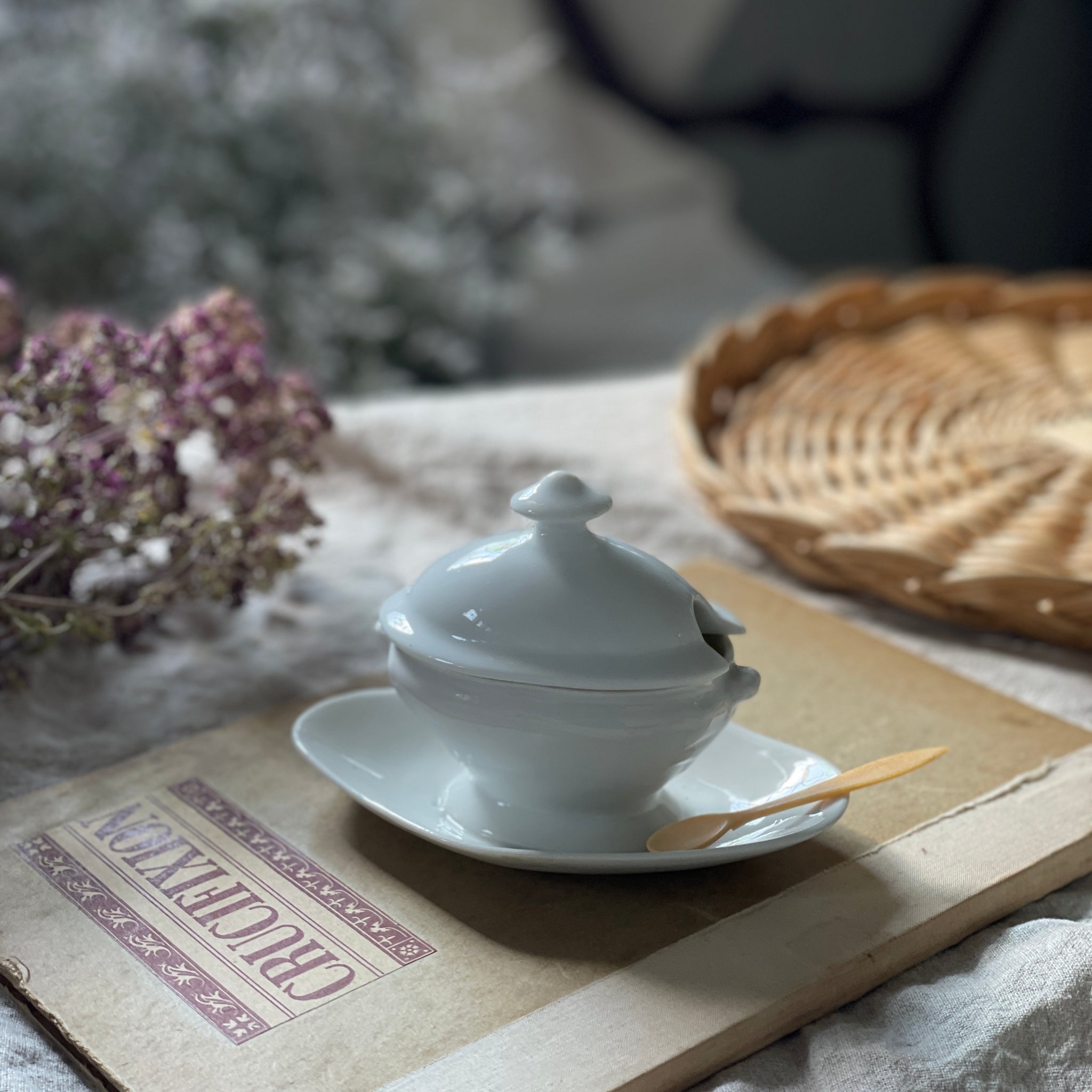 小さな白い蓋付きマスタード入れ（高さ9.5cm） フランスアンティーク