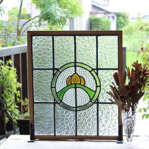 色々なガラスが使われた縦長のステンドグラス イギリスアンティーク