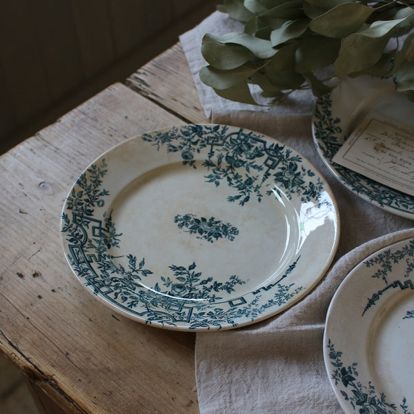 フランスアンティークリュネビィル窯のMesangeソーサーデザート