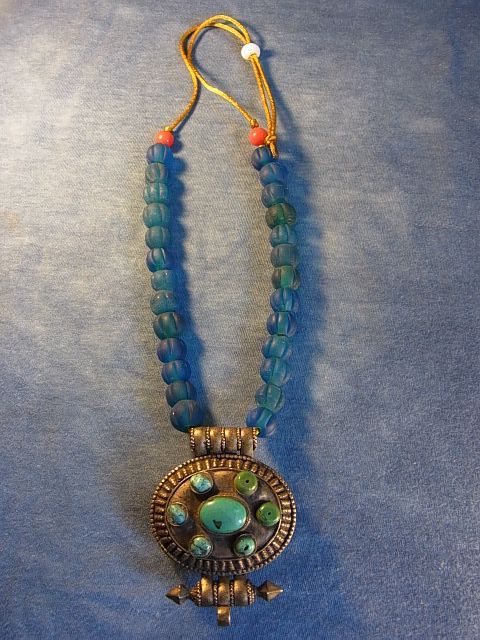 トルコ石のチベット銀製ガウと蜜柑玉（瑠璃玉・アイヌ玉）の首飾り