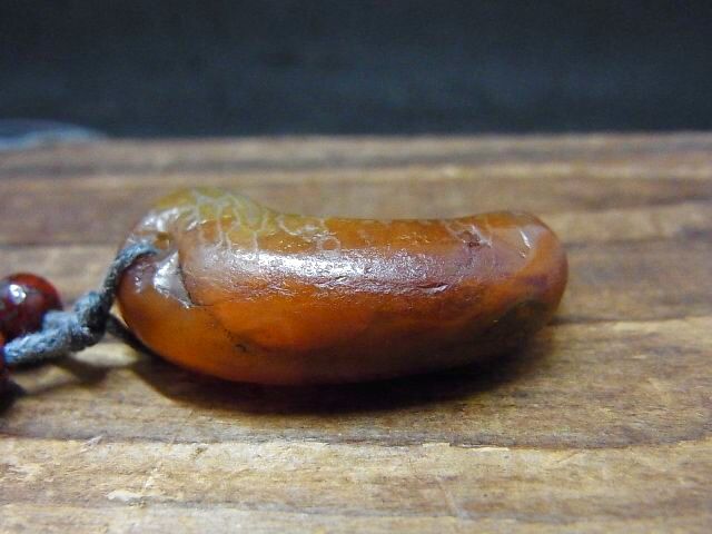 瑪瑙製勾玉・古墳時代(青森出土)と老山亀珠、血珠、星月菩提樹