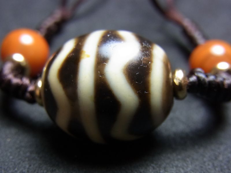 ジービーズ(dzi wave motif)・流水紋天珠（水紋）と瑪瑙の首飾り