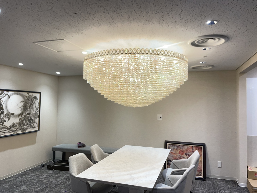 クリスタルシャンデリアとは？特徴や選び方、当店の納入実績をご紹介