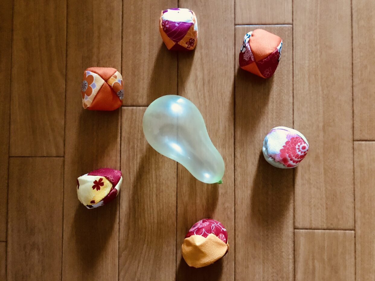 盛り上がる】高齢者室内簡単レクリエーション『お手玉を投げて風船に