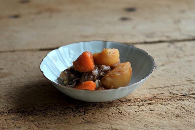 宮岡麻衣子 白磁陽刻菊牡丹文鉢