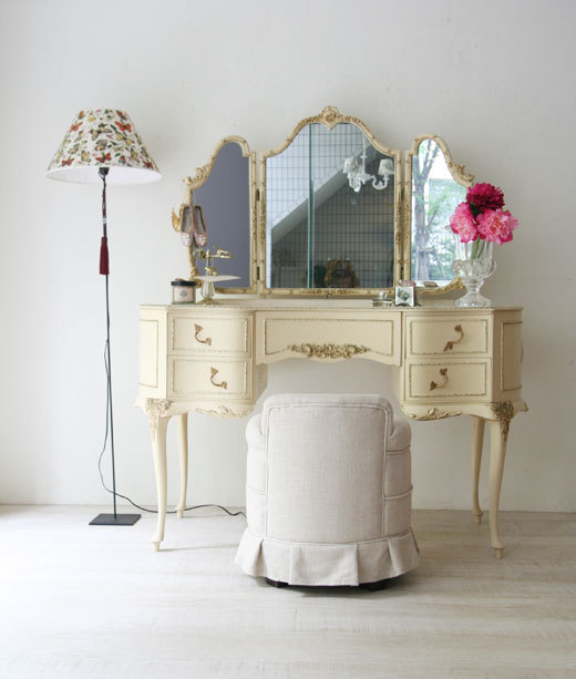 1950年代製造の美しいホワイトアンティークドレッサー