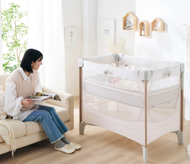 コンパクトにたためるベビーベッド「ココネルエアーリュクス