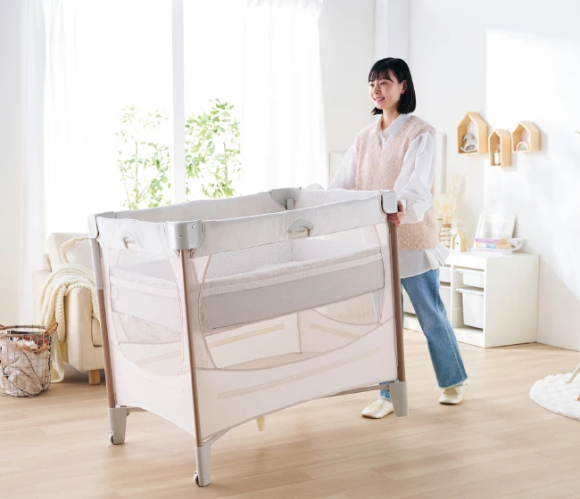 コンパクトにたためるベビーベッド「ココネルエアーリュクス