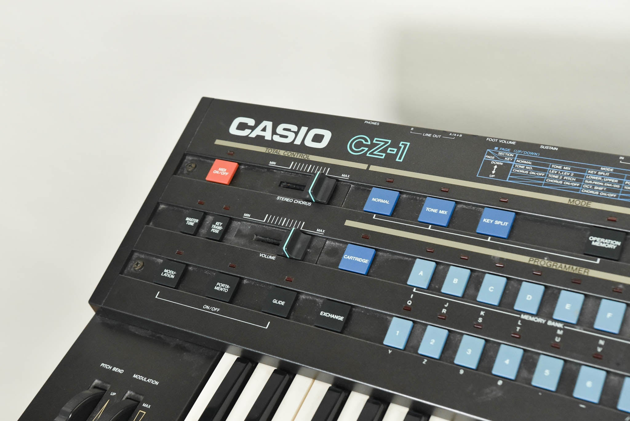 Casio CZ-1 61-Key Keyboard Synthesizer with Carrying Case CG006Q7
