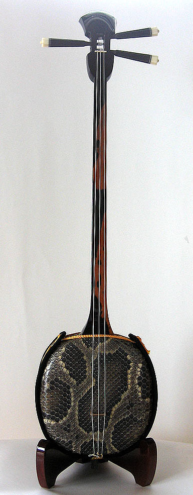 沖縄三線ワンランク上(上質黒檀)真壁型本皮一枚張りスンチ塗り期間限定