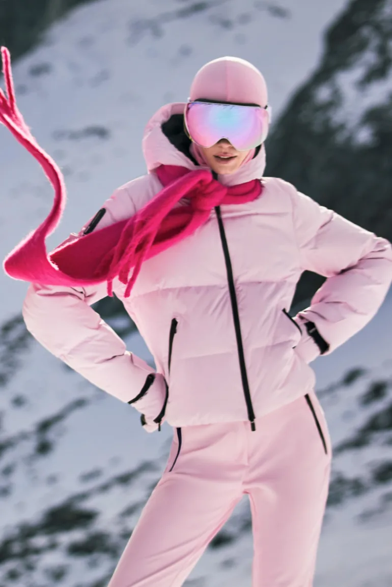 新しい ZARA SKI スキーウェア コレクション (2024): 白いゲレンデを