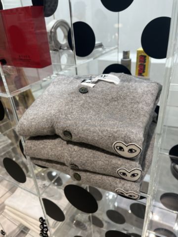 プレイ コムデギャルソン Uネック 白ハート カーディガン ライトグレー