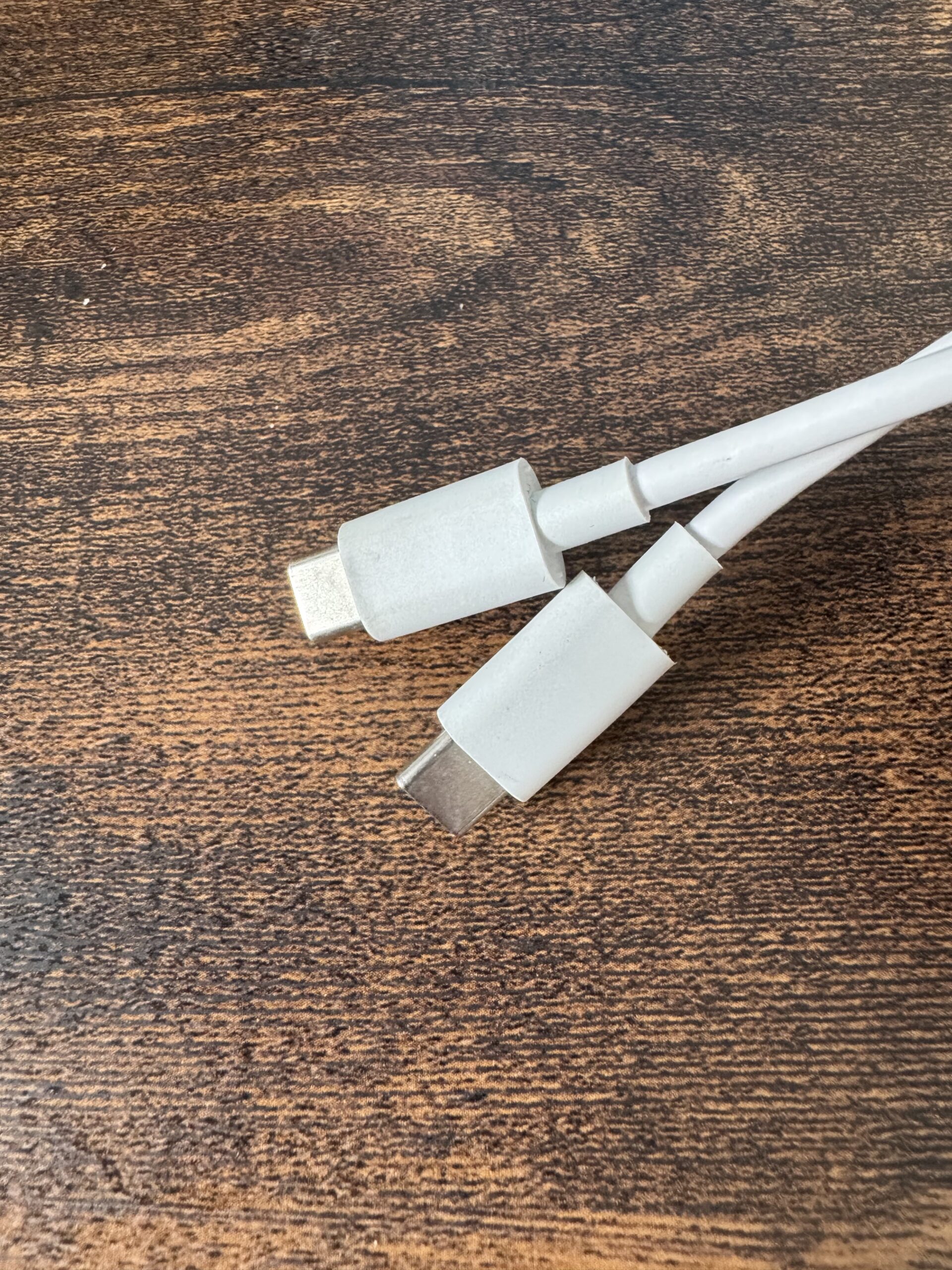 iPhone 16の付属品はUSB-Cケーブルだけ。充電器は付属せず。