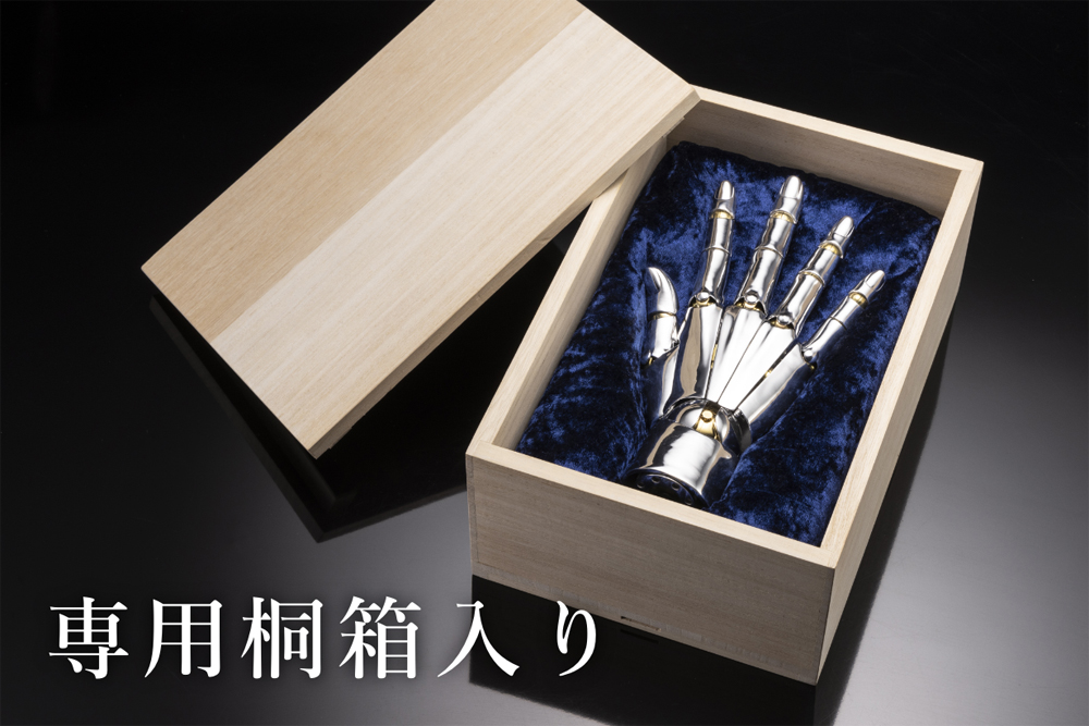 進化したハンドモデルMEN'Sに左手が登場し、遂に両手がコンプリート