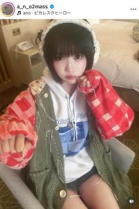 あのちゃん、グレーのミニ丈ワンピ×もふもふ厚底シューズで 遊園地