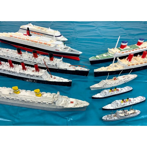 TRIANG MINIC SHIPS, U/B, M703 RMS QUEEN MARY, M705 RMS AQUITANIA