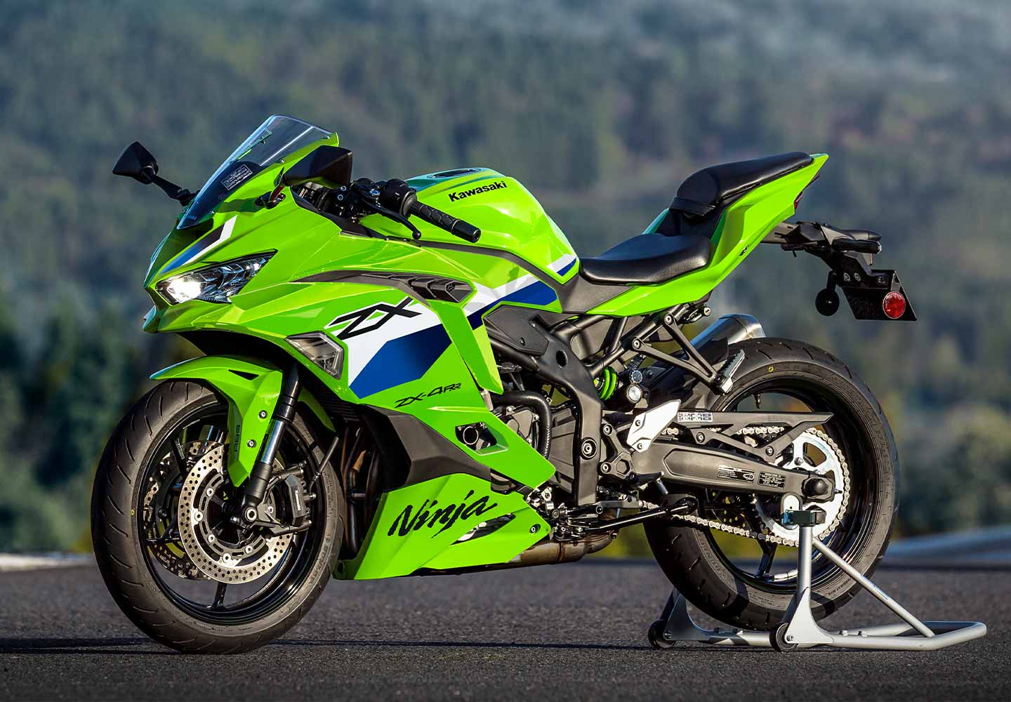 Kawasaki Ninja ZX-4R |スーパースポーツモデル|並列4気筒エンジンを