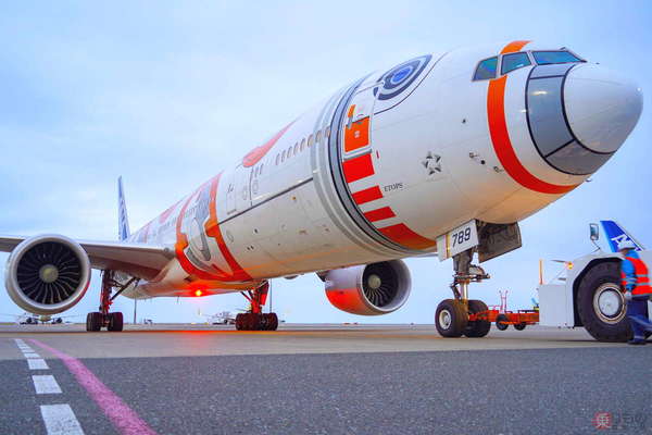 不屈の精神で”珍景”再び!? ANA『STAR WARS』塗装「BB-8」機 羽田発最終