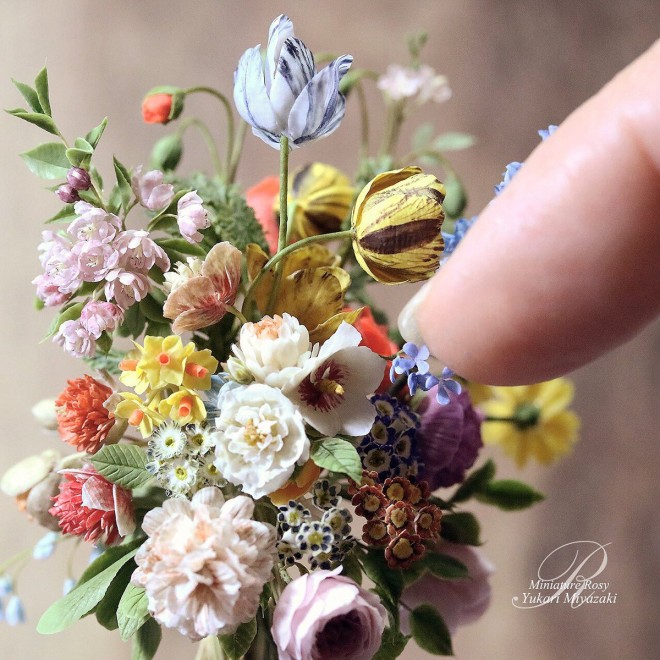 まさに神の手…樹脂粘土とは思えない珠玉のミニチュアフラワー「生きて