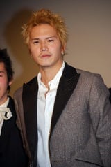 市原隼人が美少女戦士とともにチェーンソー男を退治！ | オリコン