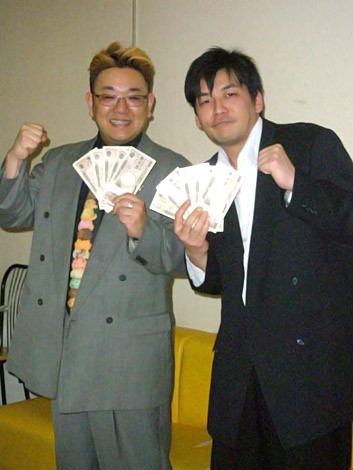 M-1王者サンドウィッチマン、賞金1000万は母親たちの手に | オリコン