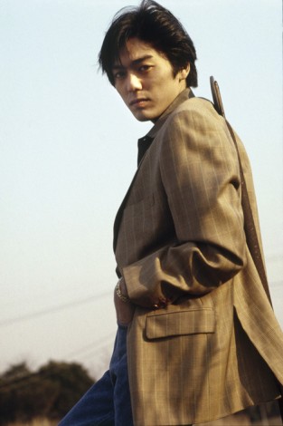 尾崎豊さん、命日に合わせて一般企業のCMに初出演 | オリコンニュース