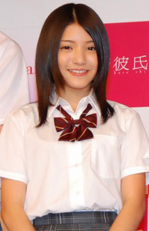 15歳”川島海荷、制服姿でラブシーンに初挑戦 | オリコンニュース