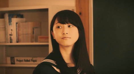 松井玲奈、セーラー服姿を披露 WebCMで迫真の演技 | オリコンニュース