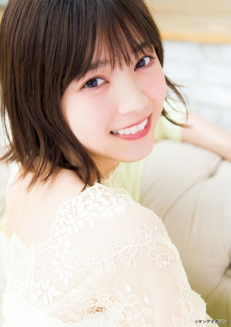 西野七瀬、春の到来告げる爽やかスマイル 輝く美脚と圧倒的“カノジョ