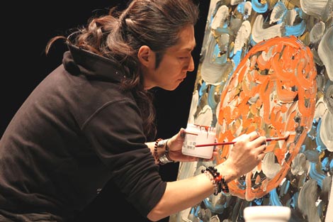 石井竜也、チャリティーコンサートで即興絵画披露 | オリコンニュース