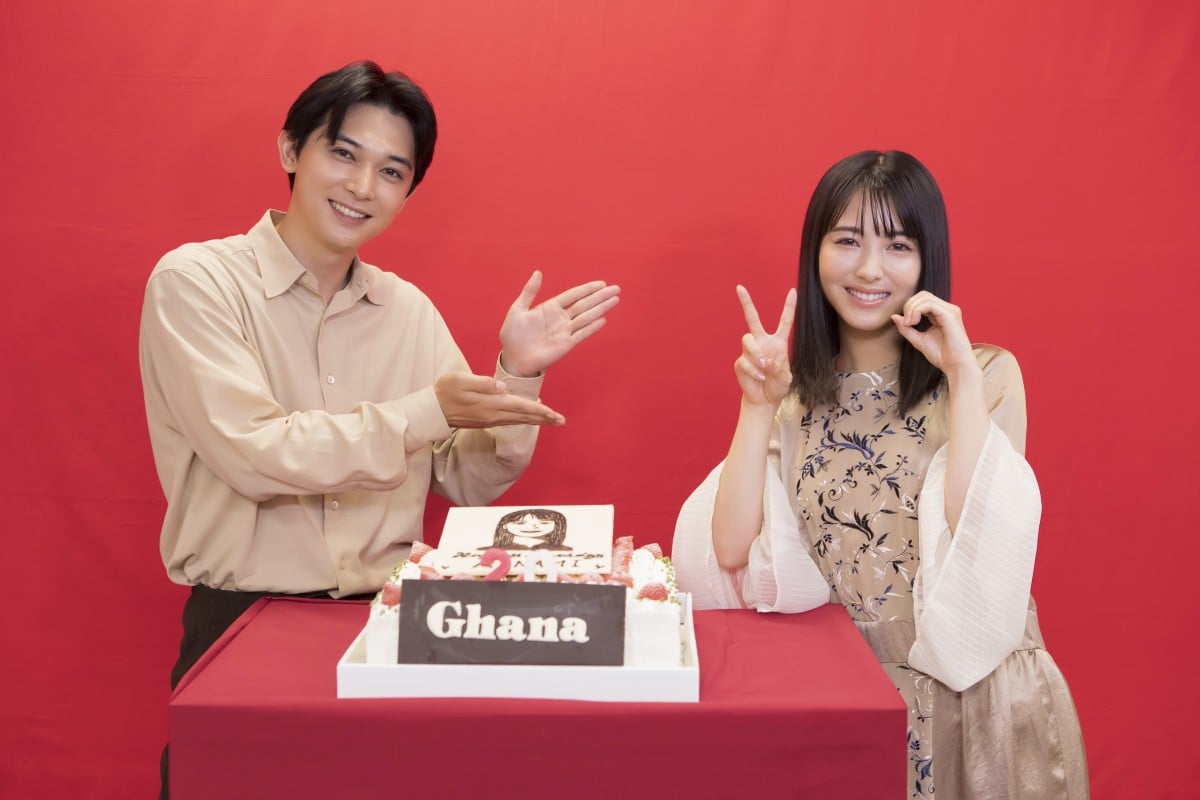 吉沢亮、サプライズで浜辺美波のバースデー祝福 「ガーナ」CMで初共演