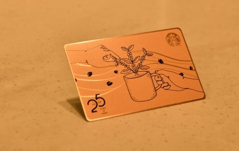 日本上陸25周年記念“スタバカード”はメタル製の特別仕様「高級感すごい