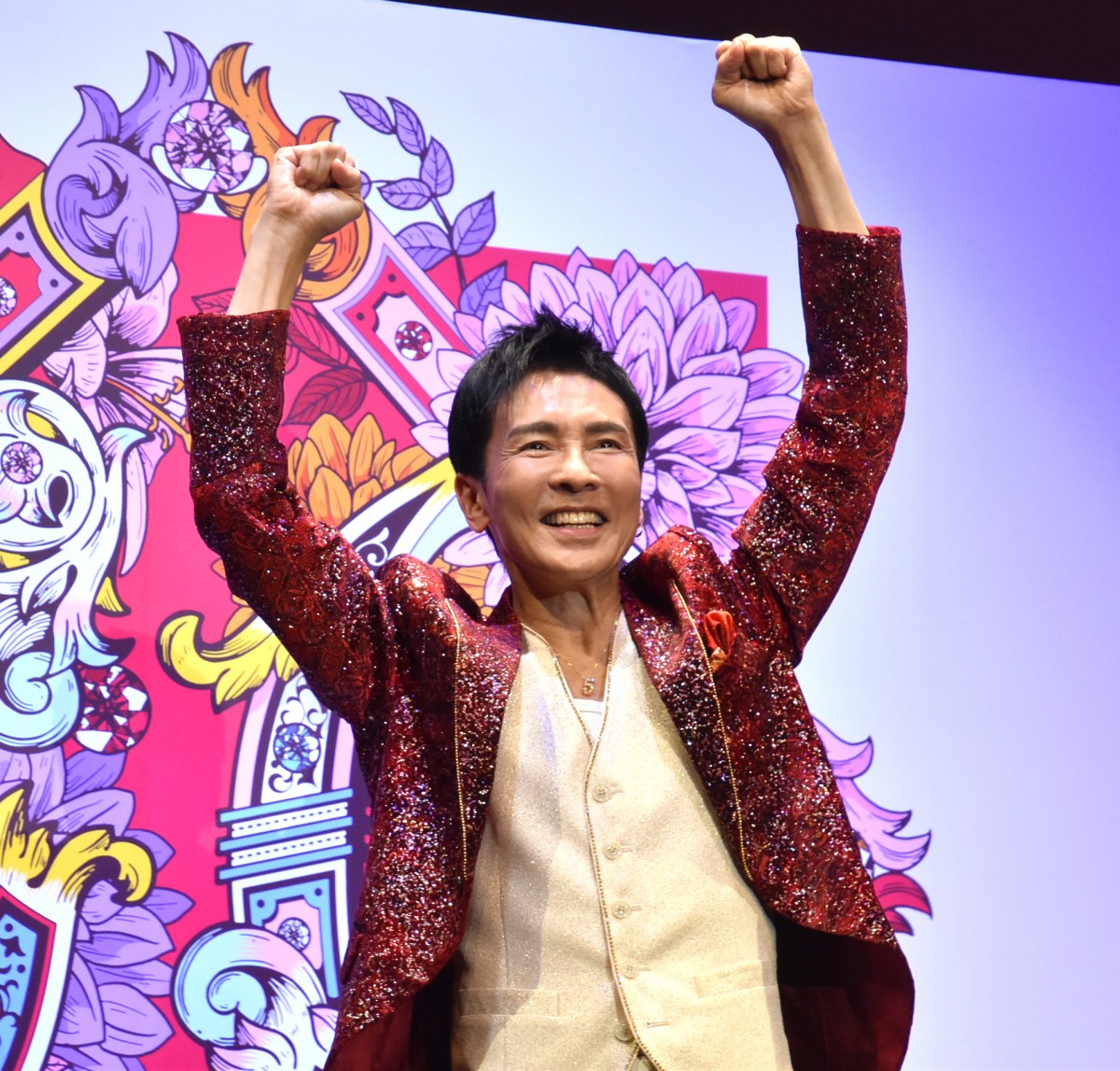 郷ひろみ、デビュー50周年記念式典で感涙「頭の中には感謝しか浮かんで