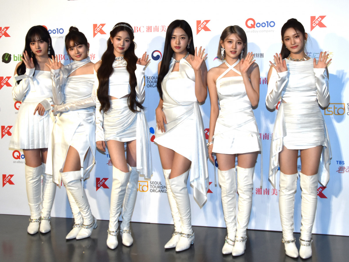 KCON 2022 JAPAN】IVE“美脚披露”のオールホワイト衣装でレッド