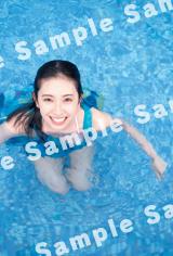 日向坂46金村美玖、水色ビキニでピース ネット書店特典ポストカード4種