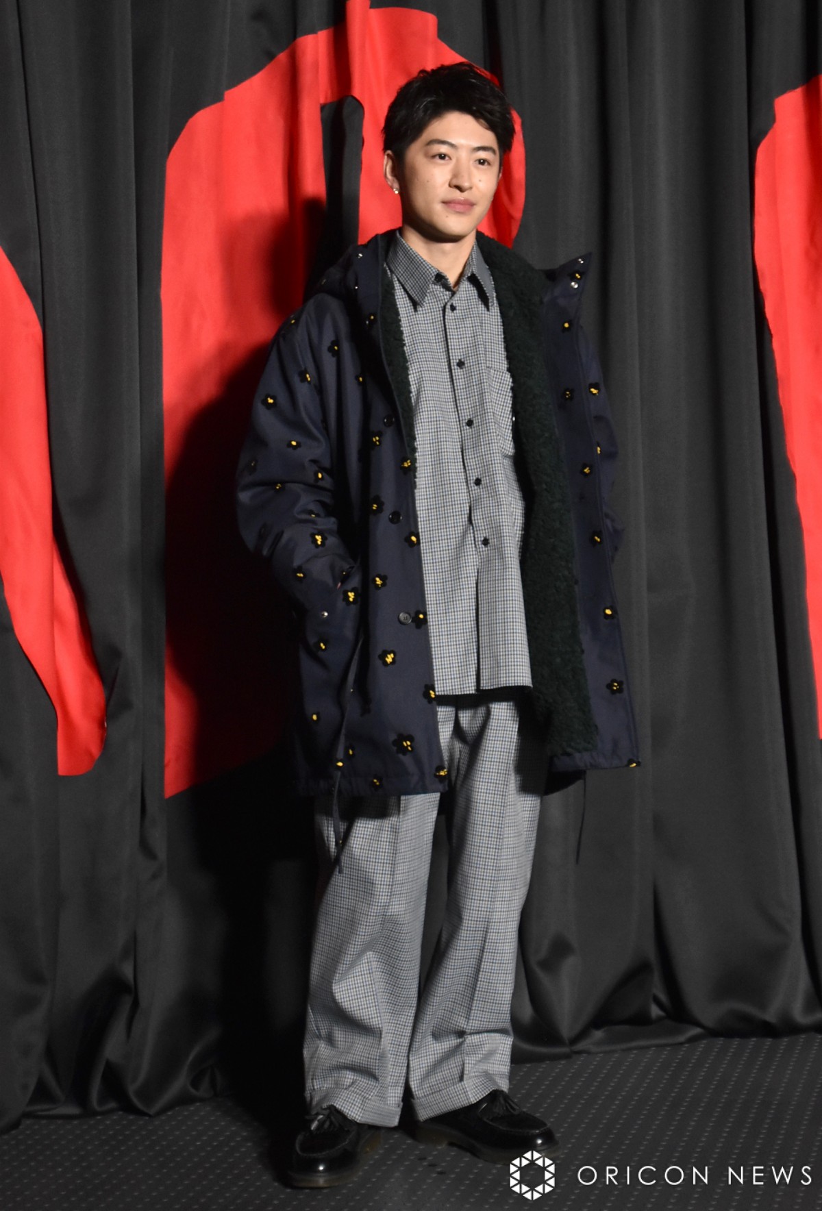 佐野玲於、チェックのセットアップでスタイリッシュに クールな表情で