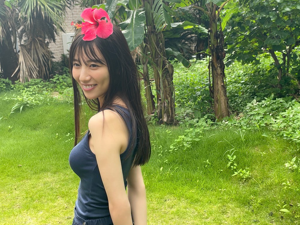 日向坂46河田陽菜、タンクトップ姿でおちゃめなポーズ 12万部写真集の
