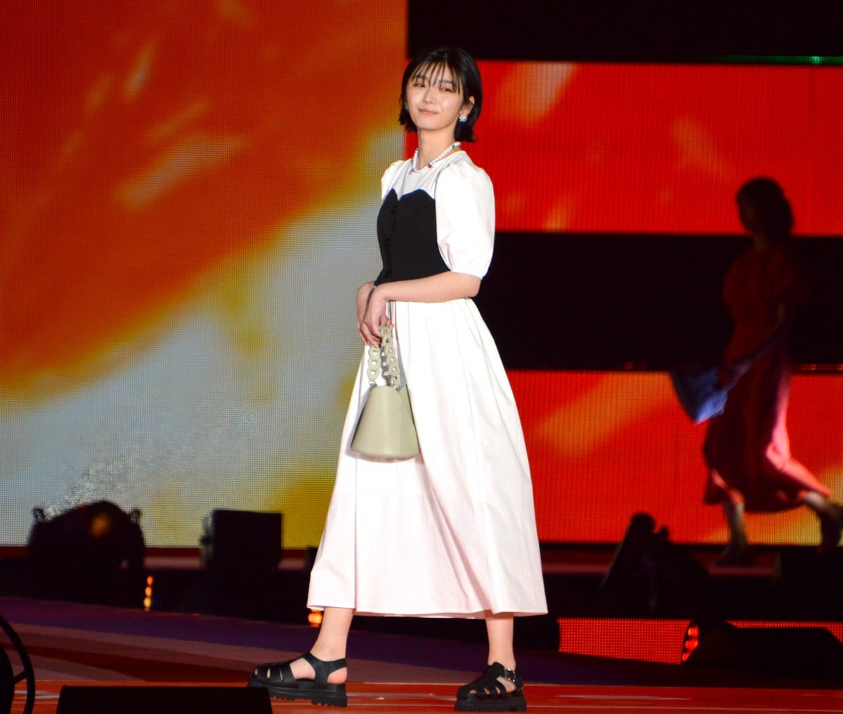 GirlsAward】櫻坂46藤吉夏鈴、モノクロワンピ姿で“上品な”ほほ笑み