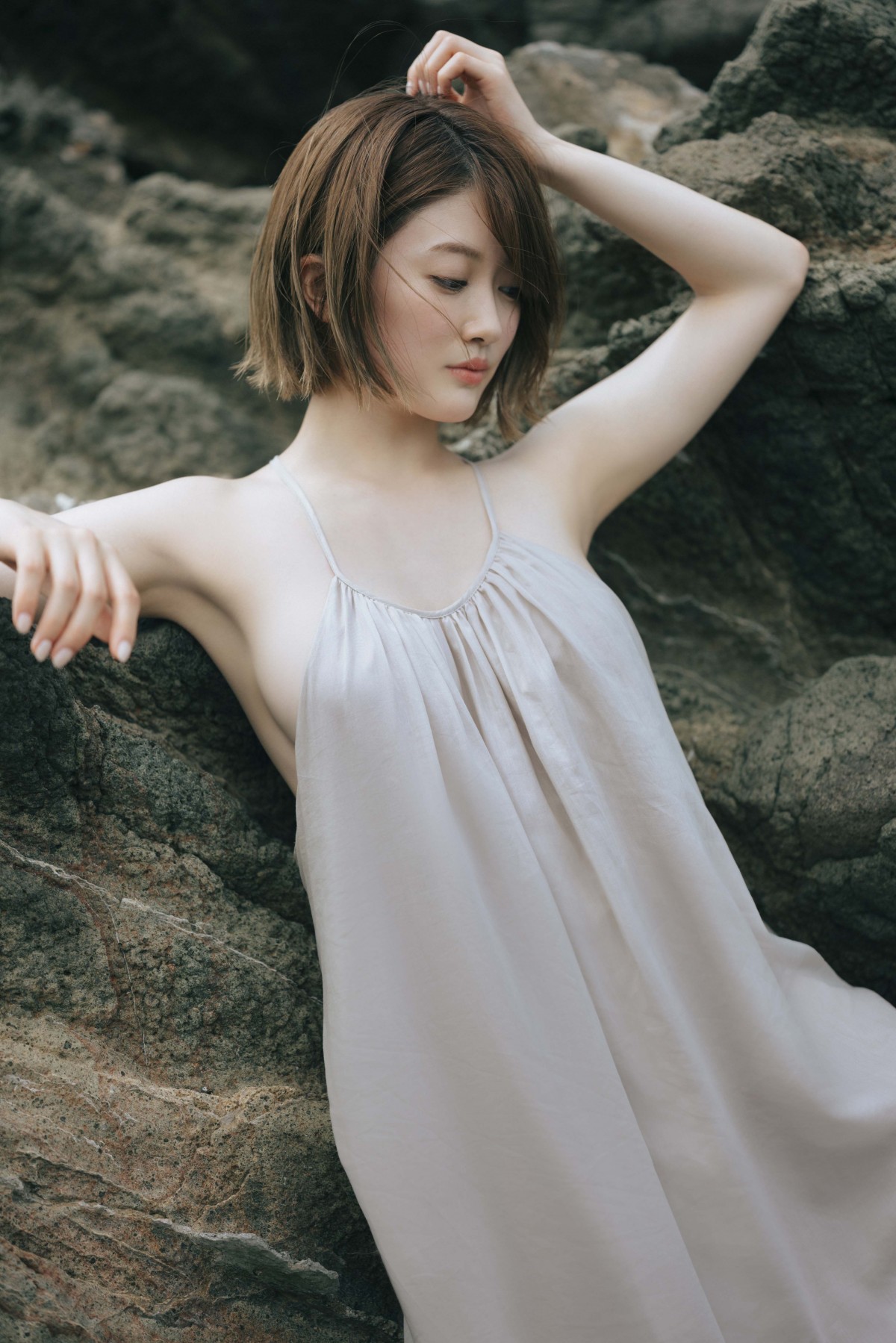 乃木坂46樋口日奈、ナチュラルなバストにドキッ ワンピ姿で自然体の