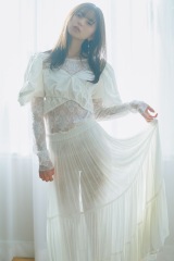 齋藤飛鳥、レース越しの美脚シルエット披露 写真集から先行カット