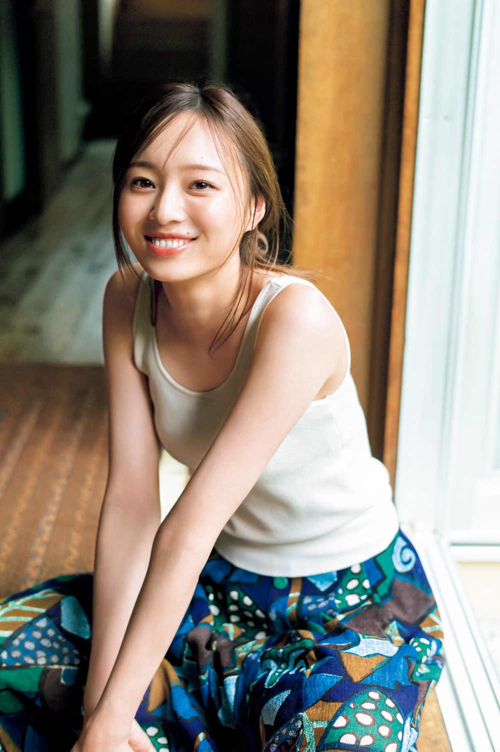 乃木坂46キャプテン梅澤美波“ほっと一息”グラビア ノースリ姿で美し