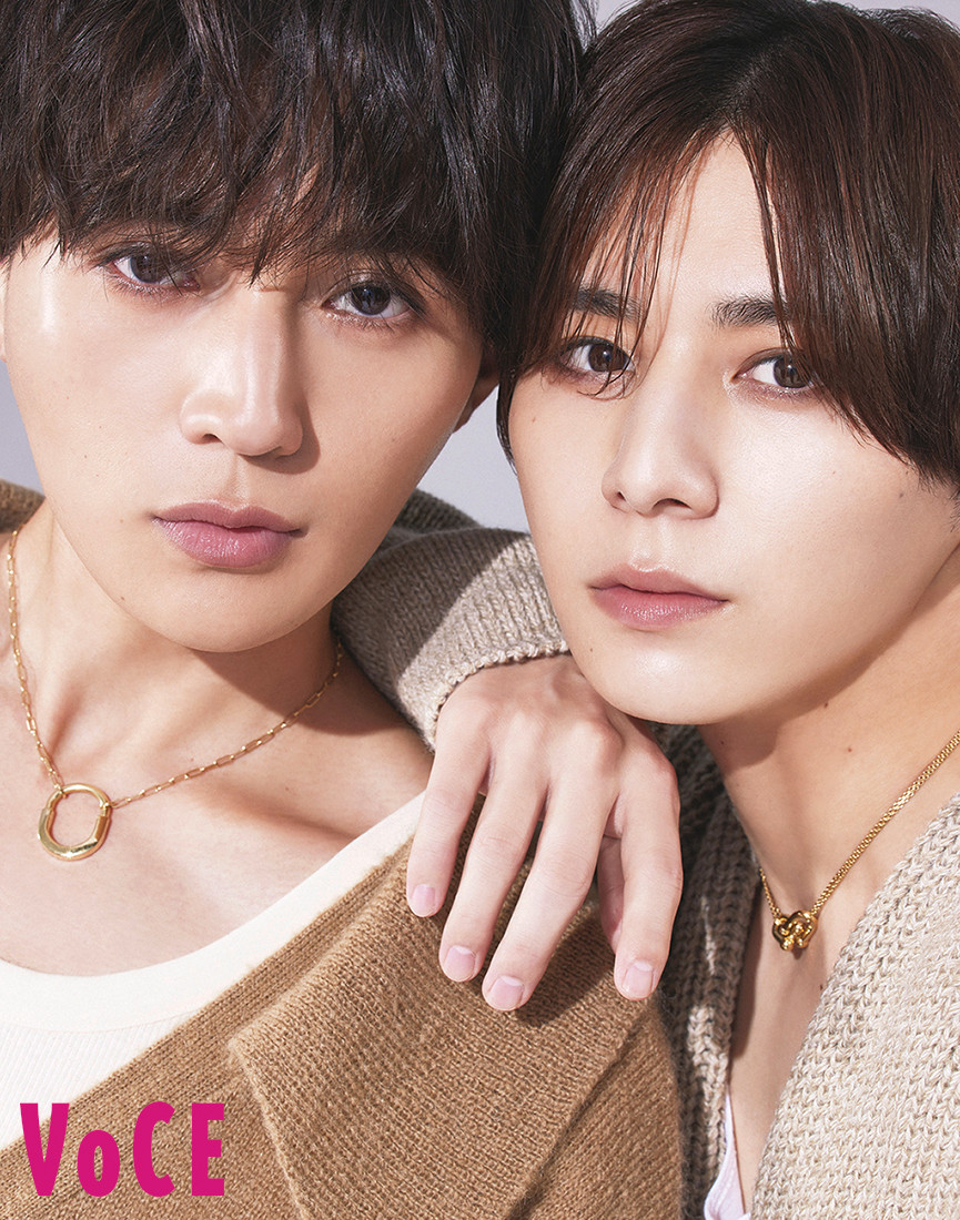 山田涼介×八木勇征、共演表紙が実現 秋らしい柔らかなニットで最強