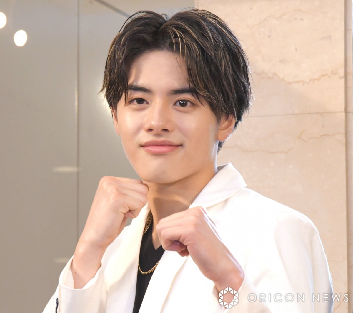 金指一世 グッズ