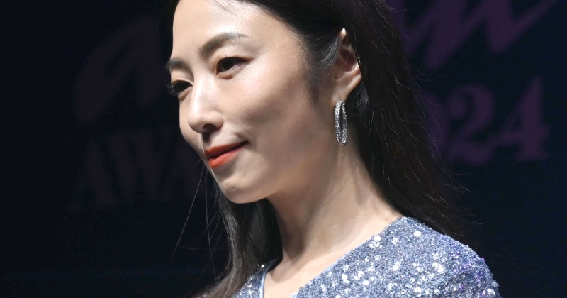 MEGUMI「すべての女性にエールを」 ド派手な輝くシルバードレスで登場