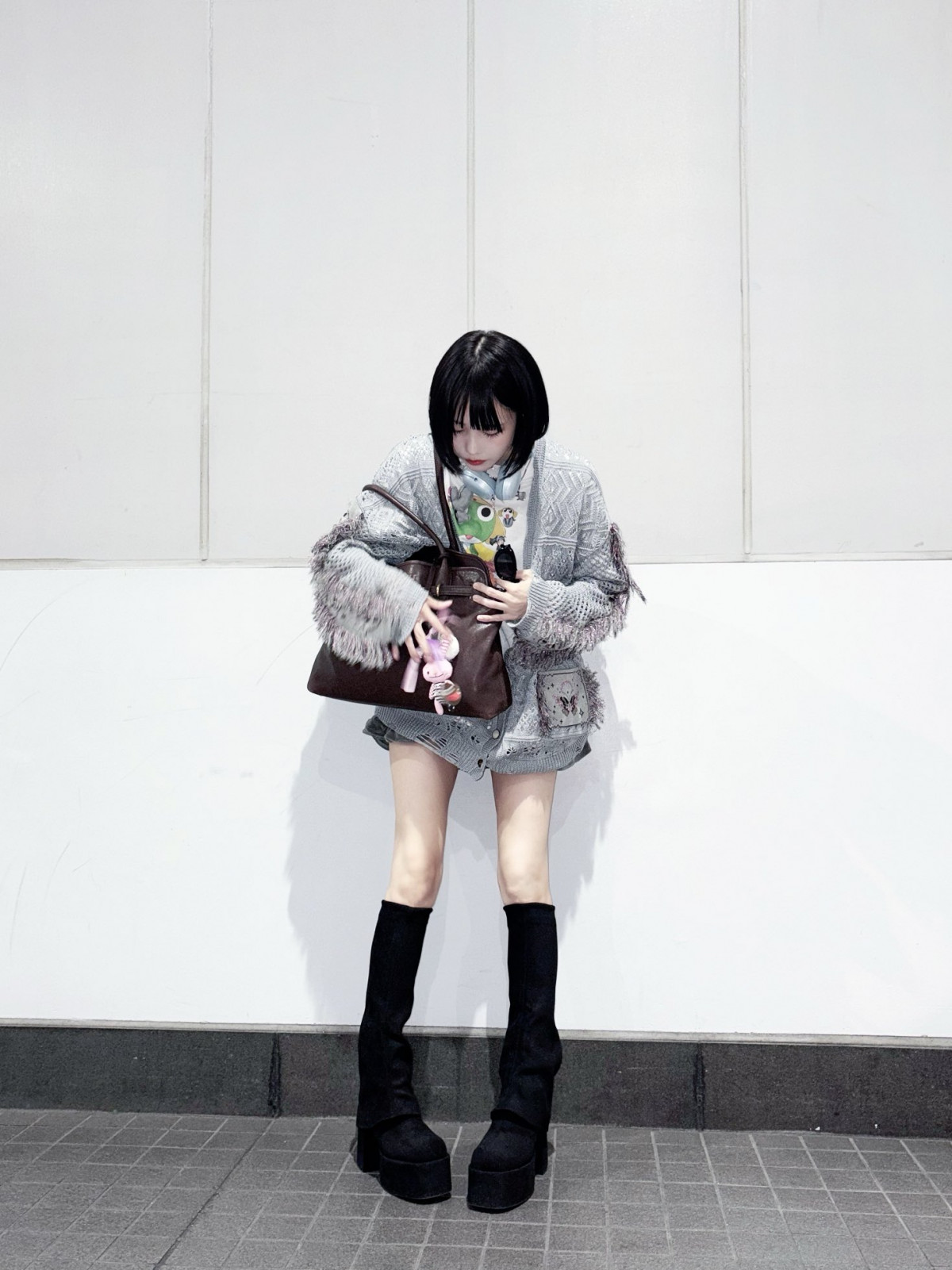 あのちゃん、超ミニスカ×ブーツで美脚あらわ 有名アニメTシャツ着る