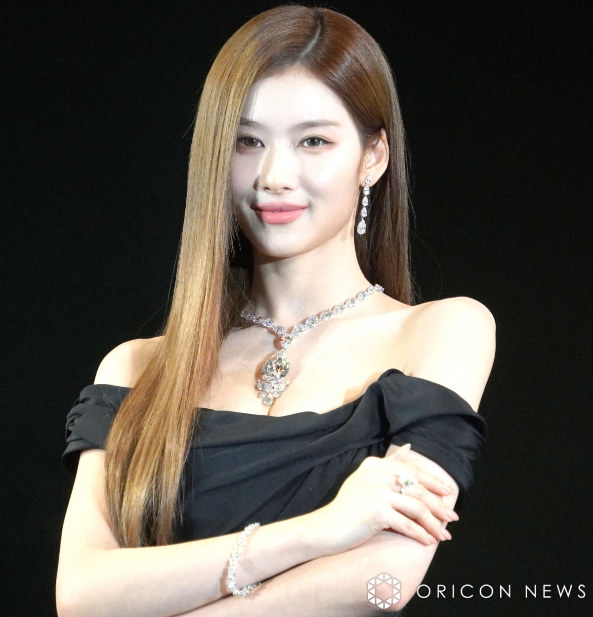 TWICE・SANA、“大胆ミニ丈”で太もも美脚全開「世界一美しい脚…」「可愛