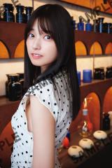 乃木坂46五百城茉央、大人キュートな見返り美人ショット 1st写真集特典