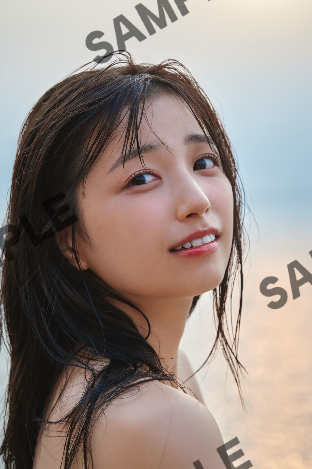 乃木坂46五百城茉央、ビーチで八の字眉×超接近カット 1st写真集特典