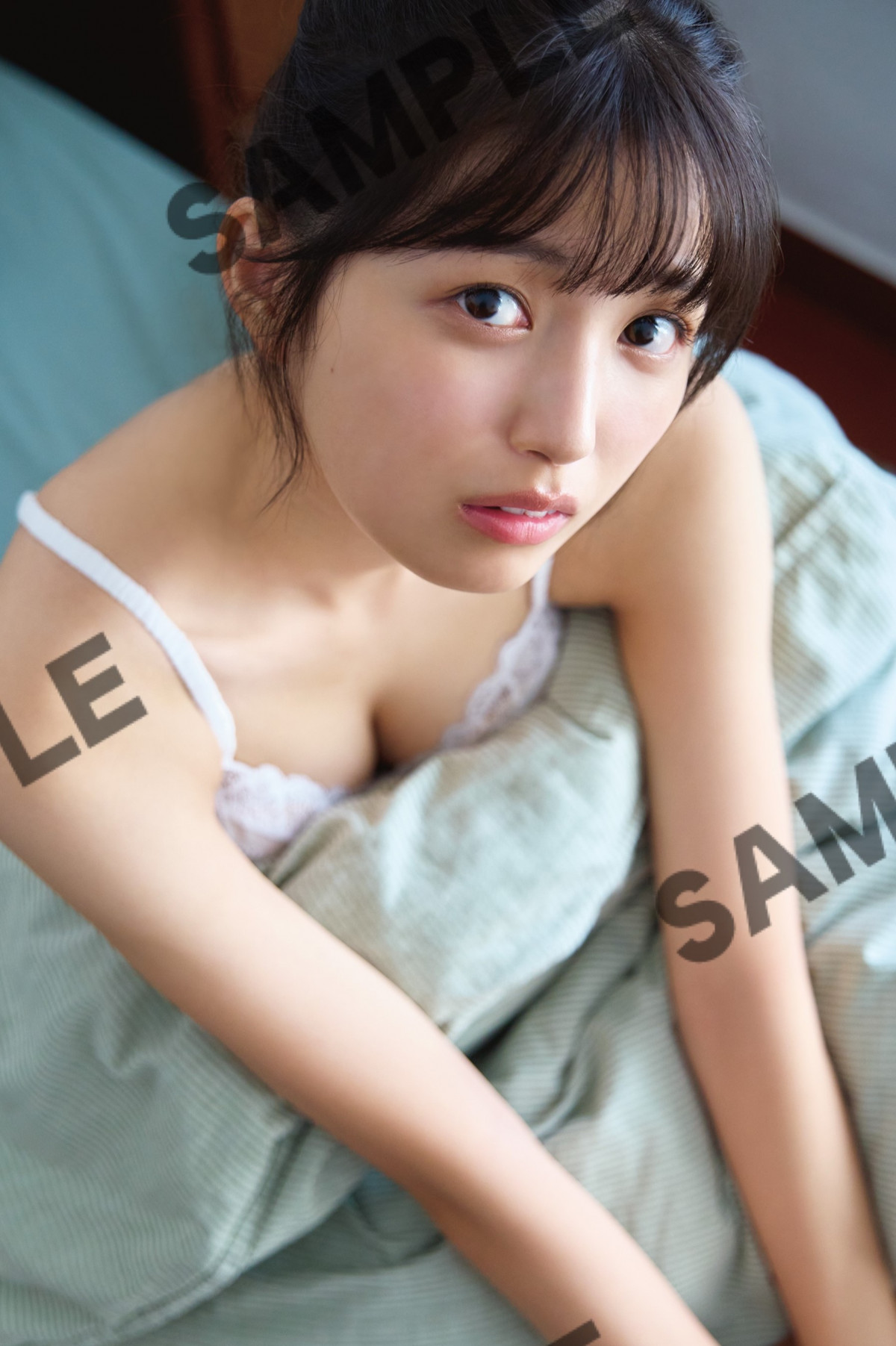 乃木坂46五百城茉央、布団から白肌チラリ… 1st写真集特典ポストカード